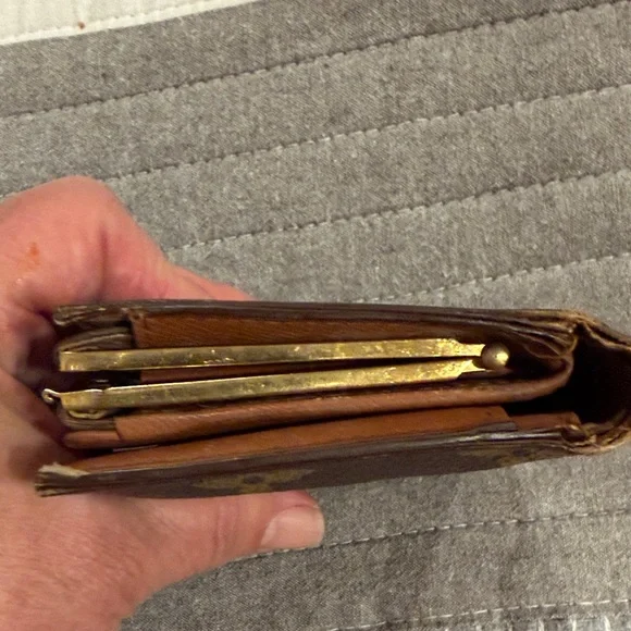 Louis Vuitton Monogram Canvas Kisslock Trifold Wallet. - Picture 6 of 10